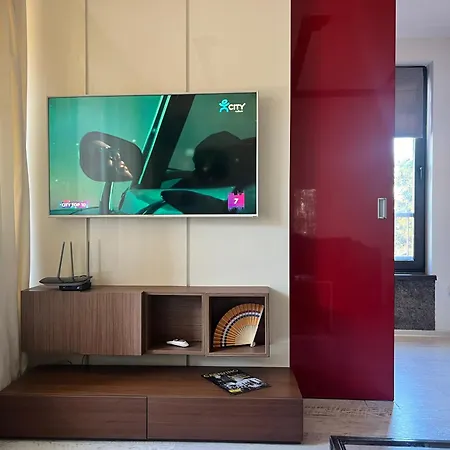 The Mirror Apartment *