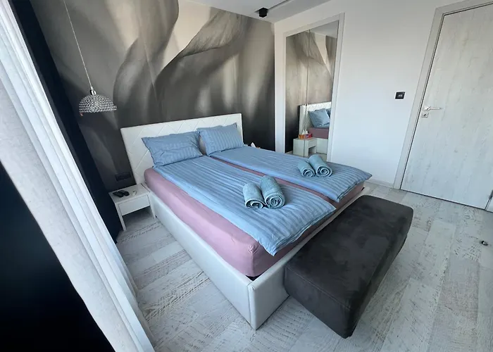 The Mirror סופיה