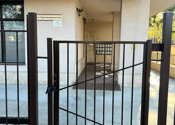 The Mirror * סופיה